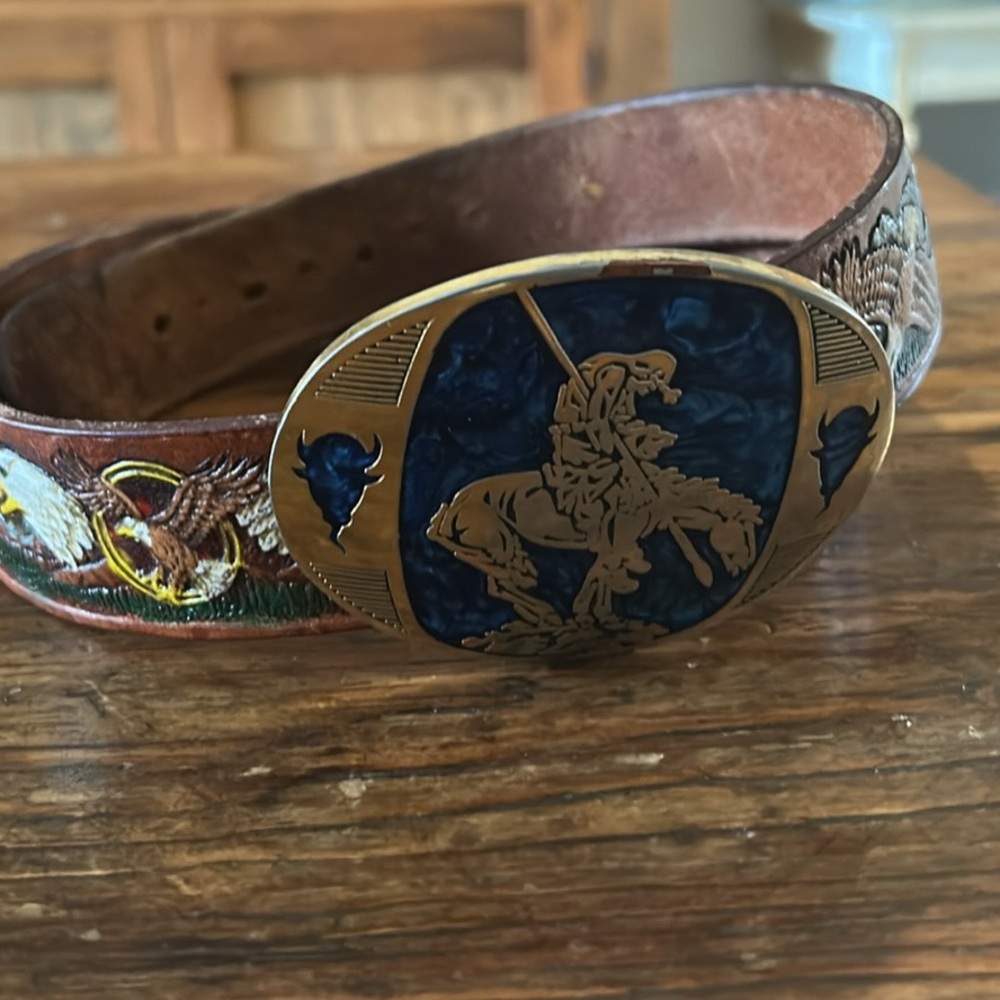 Mens vintage leather belt. Beautiful buckle !
